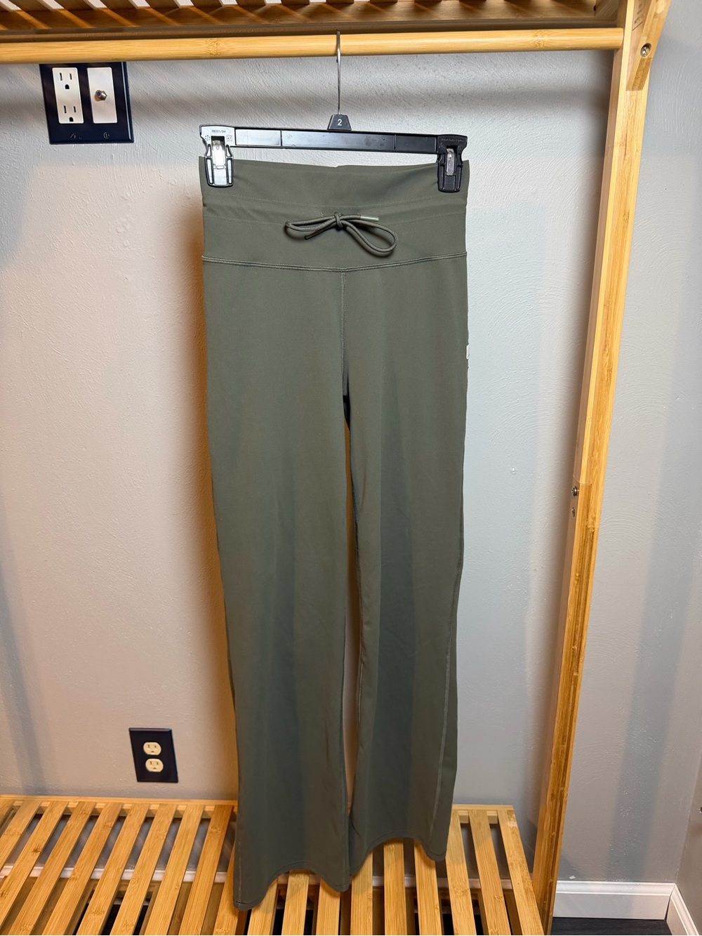 Vuori high-rise flare leggings XS
